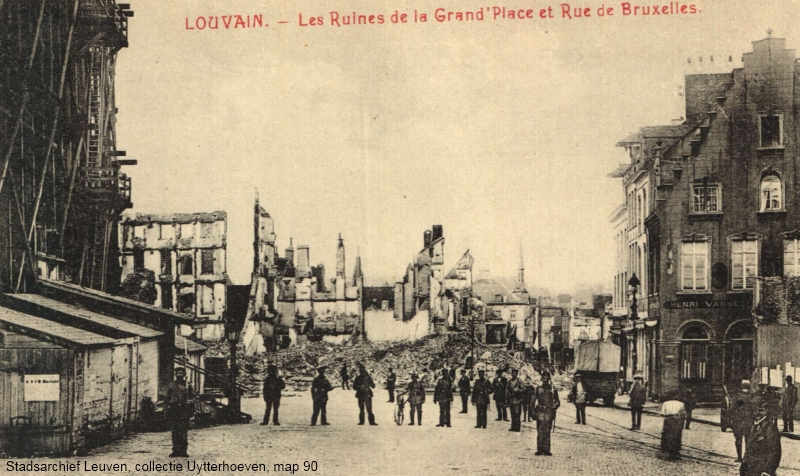 Duitse troepen voor het stadhuis van Leuven op de Grote Markt (foto Stadsarchief Leuven, collectie Uytterhoeven,   map 90)