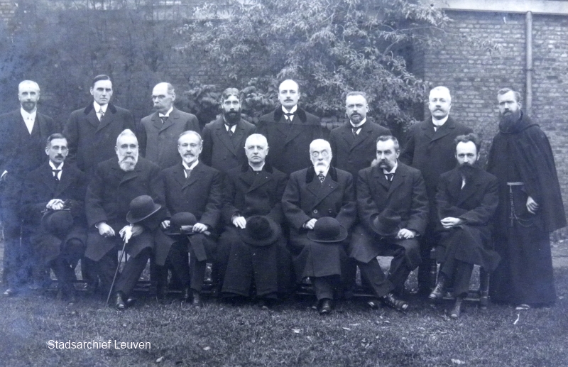Valerius Claes (helemaal rechts op de foto) en het hulpcomité in 1916.  Nadat zijn taak als brancardier er bij het noodhospitaal Sint-Thomas in november 1914 op zat, werd Claes gevraagd om een Leuvens hulpcomité voor werklozen op te richten (foto Stadsarchief Leuven, fototheek)