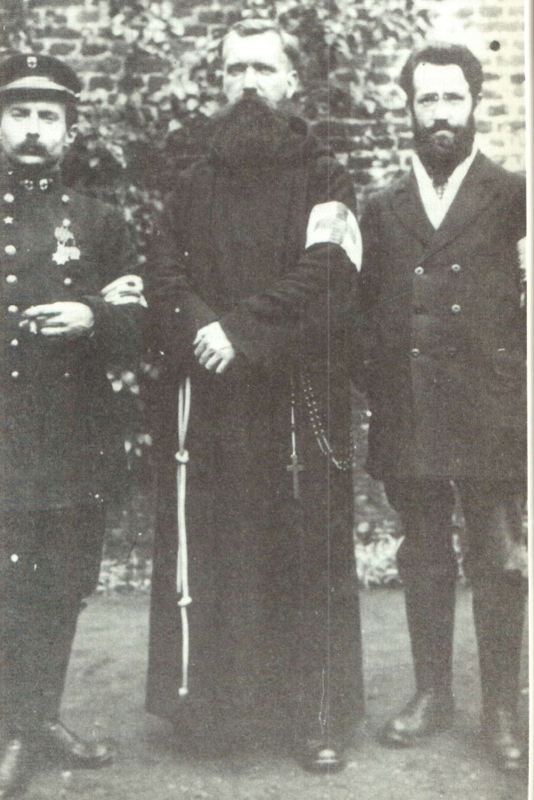 Rechts Lucien Speder, midden Valerius Claes, links wagenvoerder (foto Tireliren)