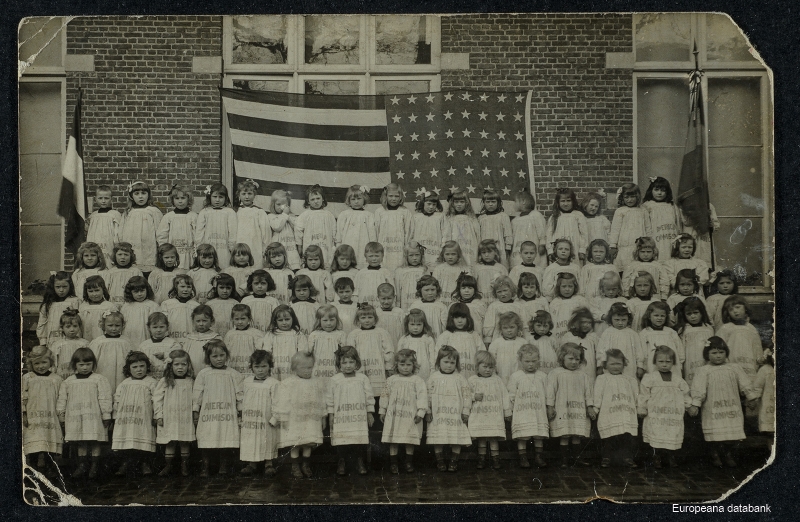 Kinderen dragen kleedjes gemaakt van de zakken met hulpgoederen van de Amerikaanse Commission for Relief o.l.v. Herbert Hoover (foto Europeana databank)