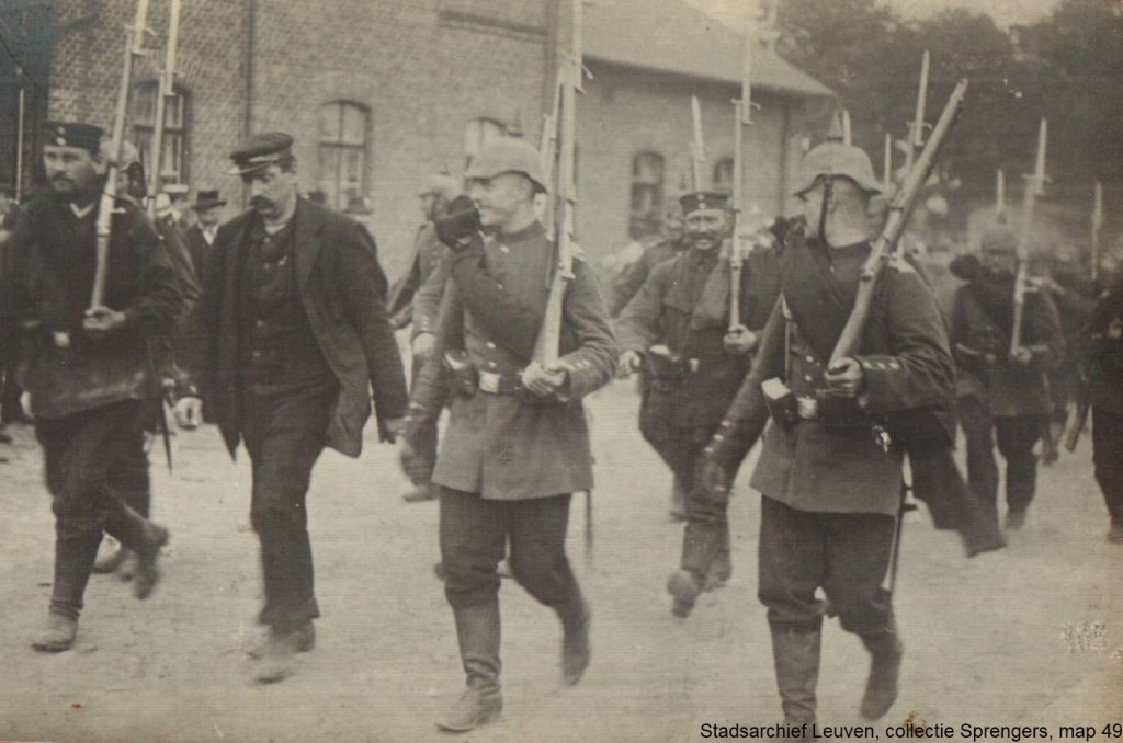 Gevangene wordt weggeleid (foto Stadsarchief Leuven, collectie Sprengers, map 49)