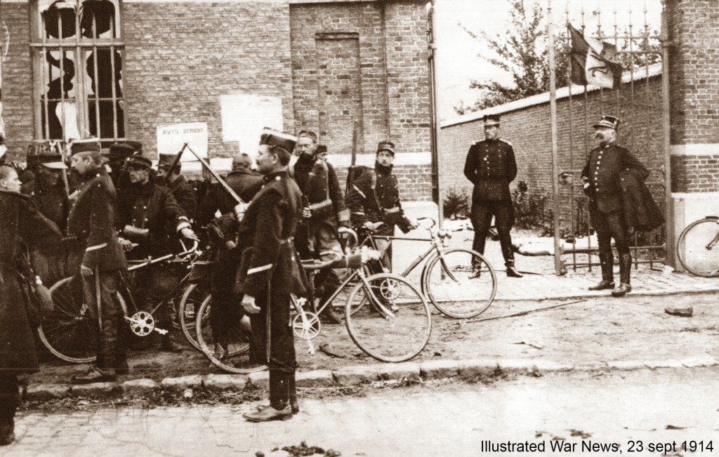 Koning Albert I kijkt toe op karabiniers-wielrijders (Illustrated War News)