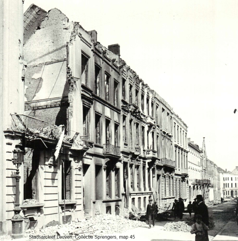 In de Leopoldstraat werden alle huizen in brand gestoken, augustus 1914 (foto Stadsarchief Leuven, collectie Sprengers, map 45)