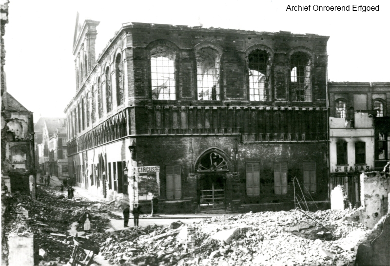 De uitgebrande hallen in de Naamsesstraat met daarin de bibliotheekvleugel