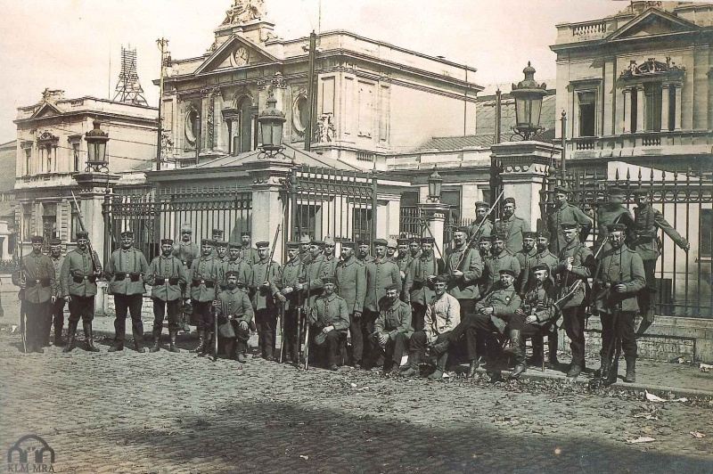 Duitse troepen poseren voor het station in Leuven (foto Koninklijk Legermuseum)
