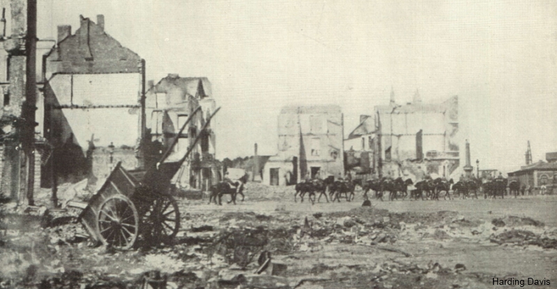 Stationplein in Leuven, kort na de brandstichting (foto Harding Davis 1915)
