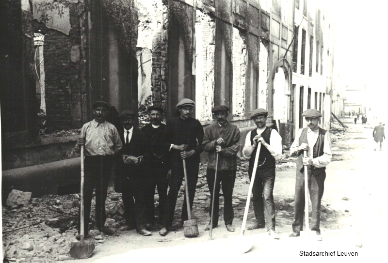 Een ploeg werkmannen gaat puin ruimen, hier in de Vaartstraat (foto Stadsarchief Leuven collectie Sprengers, map 45)