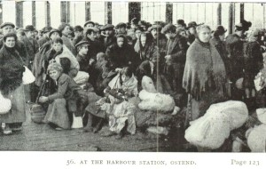 Belgische vluchtelingen in Oostende wachten op een overtocht over zee naar Groot-Brittannië (foto de Gerlache 1917)