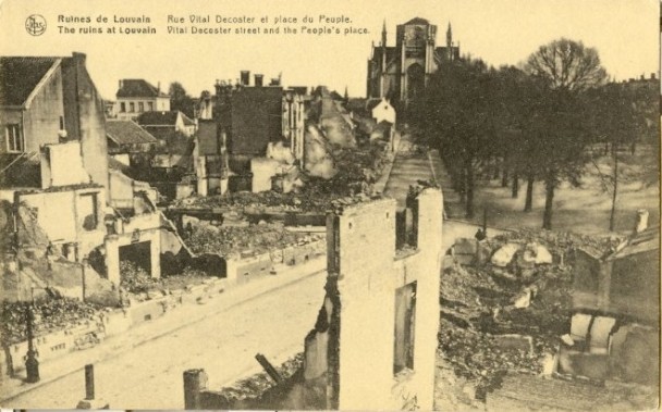 Alle huizen langs de Volksplaats (nu Ladeuzeplein) werden in brand gestoken, met uitz. van twee (foto Stadsarchief Leuven)