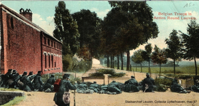 Wegversperring, waarschijnlijk op Tiensesteenweg, van de Belgische achterhoede tijdens de terugtrekking van het Belgische veldleger (Stadsarchief Leuven)