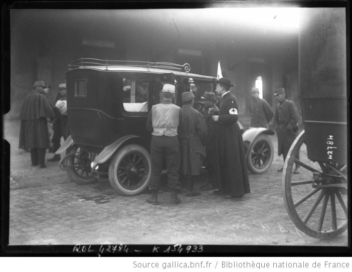 Ziekenvervoer in een opgeëiste wagen (foto Bibliothèque nationale de France)