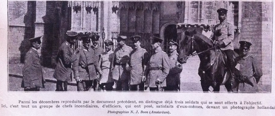 Duitse manschappen voor de St-Pieterskerk in Leuven. Het onderschrift identificeert de mannen als 'chefs incendiaires', brandstichters dus (foto: met dank aan Tom Michiels)