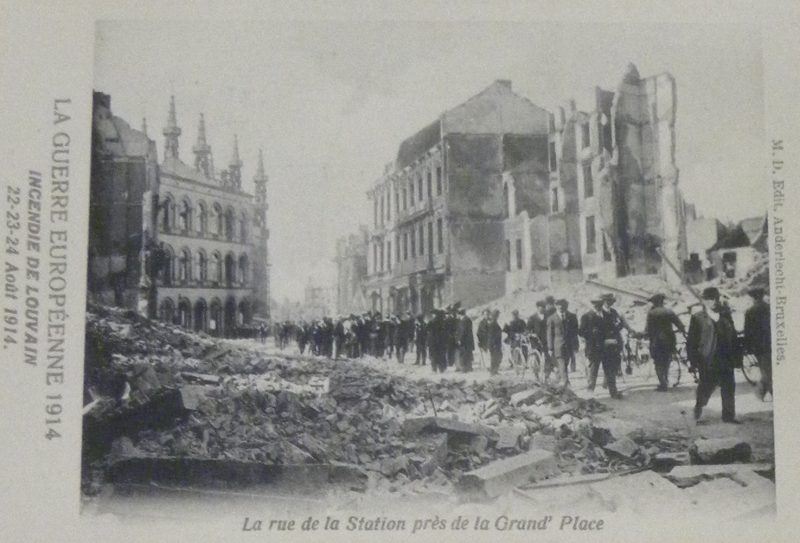 Kort nadat het nieuws over de terreur in Leuven wereldwijd bekend was geraakt, spoedden  ramptoeristen zich naar Leuven om er zich aan de ruïnes van de stad te vergapen. De grootste materiële schade werd op foto's vastgelegd en later in de vorm van prentbriefkaartjes verspreid (foto Stadsarchief, collectie Sprengers, map 46)