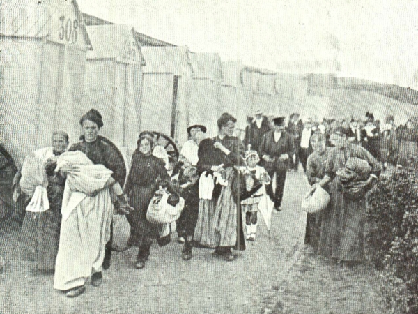 Belgische vluchtelingen op het strand van Oostende, hopend op een overtocht naar Groot-Brittannië (foto de Gerlache 1917)