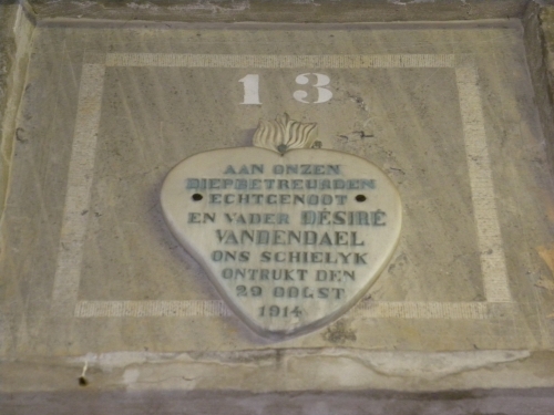 Désiré Vandendael overleed op 29 augustus 1914 aan de (psychische) gevolgen van zijn gevangenschap, graf 13 in de crypte van de oorlogsslachtoffers (foto H. Verboven)