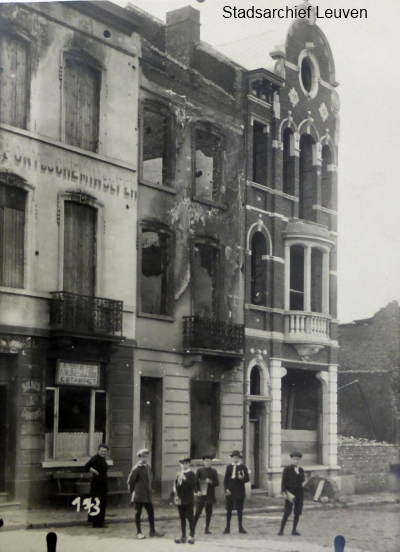 Uitgebrande huizen: een zeldzame foto van een stuk Diestsevest, richting spoorwegbrug (foto Stadsarchief Leuven)