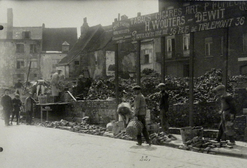 Bouw van de 'muur van Leuven', 1917, als afsluiting van vernielde eigendommen (foto Stadsarchief Leuven, fototheek)