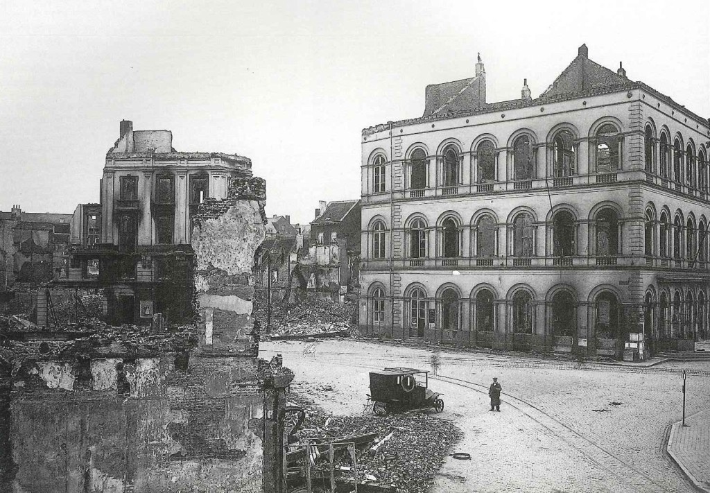 Het Tafel Rond op de Grote Markt, na 1918 in historiserende gotische stijl heropgebouwd (foto Stadsarchief Leuven)