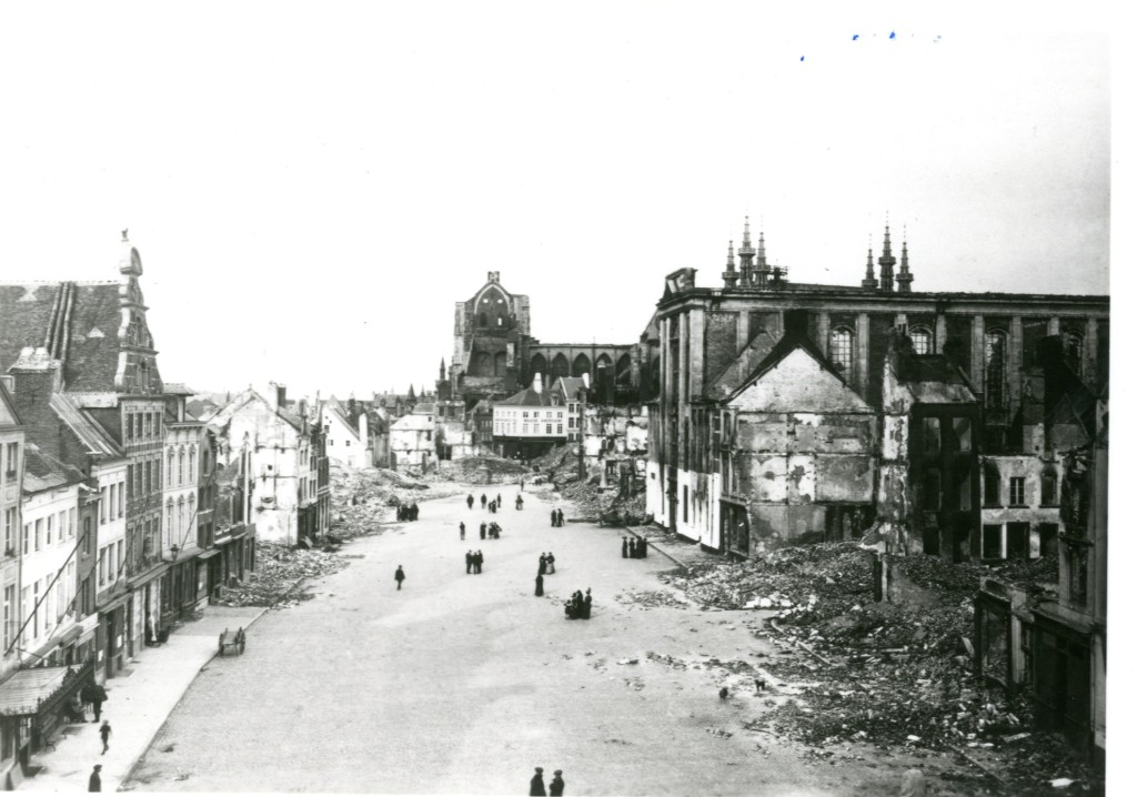 Oude Markt vanuit het Jozefietencollege gefotografeerd. Achter op de foto in het midden is de Sint-Pieterskerk zichtbaar (foto archief Onroerend Erfgoed Vlaams-Brabant)