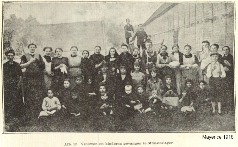 Vrouwen en kinderen in het gevangenekamp van Munster bij Hannover (foto Mayence 1918)