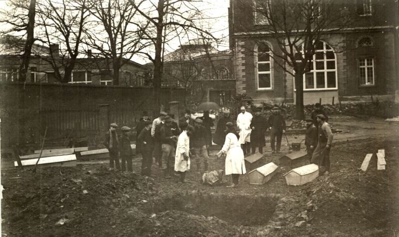 In dit massagraf in de tuin achter het Sint-Pietersziekenhuis werden op 18 februari 1915 de stoffelijke resten gevonden van Victor Vanhentenryck (foto Stadsarchief Leuven)