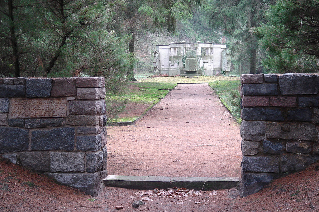 Monument op de voormalige begraafplaats van kamp Soltau, het enige overblijfsel (foto Tim Schredder)