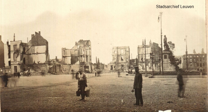 Stationsplein van Leuven na de brandstichtingen, rechts aanzet van de Diestsevest (foto Stadsarchief, collectie Sprengers)