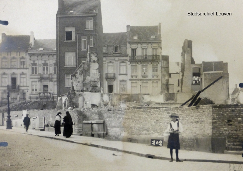 Vanderkelenstraat, de 1,5m hoge muur schermde de met puin bedekte percelen van de straat af (foto Stadsarchief Leuven, fototheek)
