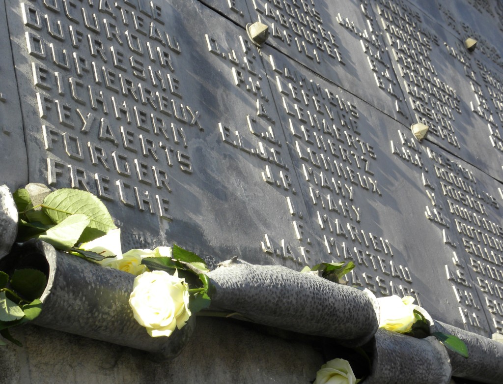 Namen van burgerslachtoffers op het oorlogsmonument aan het stationsplein in Leuven (foto H. Verboven)